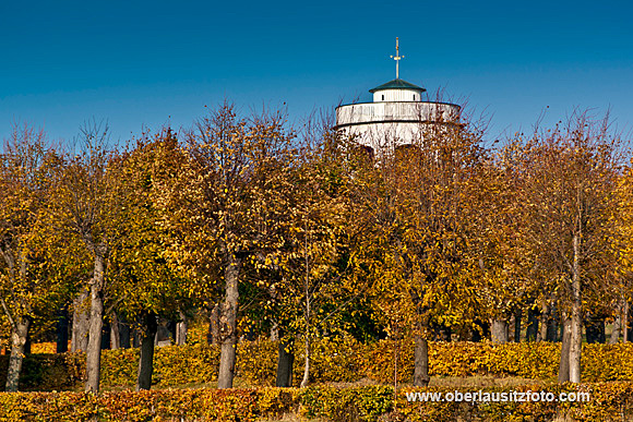 Foto von Peter Hennig PIXELWERKSTATT Hutbergturm in Herrnhut im Herbst